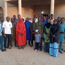 Quelques images de la visite guidée dans le cadre de l'activité de sensibilisation sur  l’importance de la protection de l’environnement à l’endroit des  scolaires au niveau du site arboretum de l’Université de Diffa.