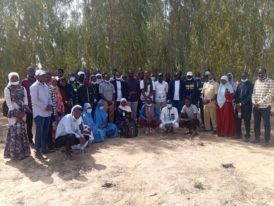 Quelques images de la visite guidée dans le cadre de l'activité de sensibilisation sur  l’importance de la protection de l’environnement à l’endroit des  scolaires au niveau du site arboretum de l’Université de Diffa.